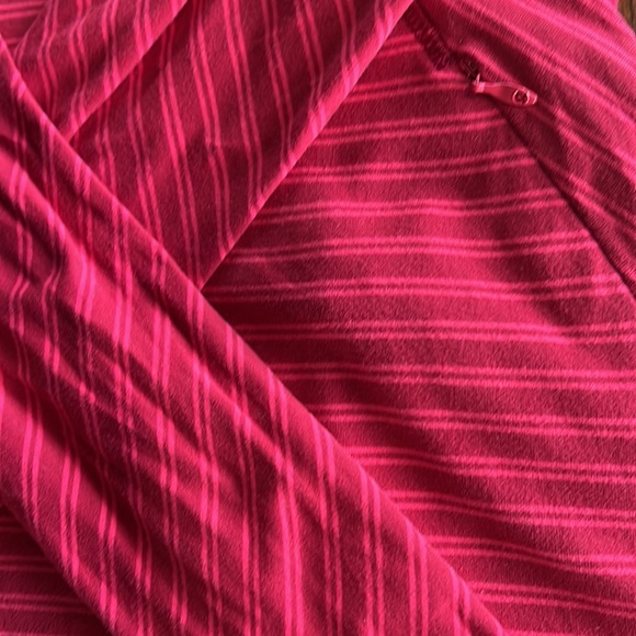 Lululemon Quarter Zip. Pocket and thumb holes. Great condition! Size 10 - Picture 4 of 10